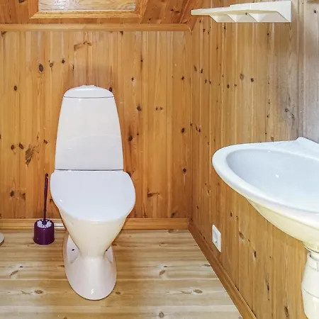 Nice In Kvalavg With 4 Bedrooms, Sauna And Internet Avaldsnes