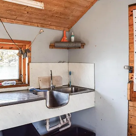 Nice In Kvalavg With 4 Bedrooms, Sauna And Internet Avaldsnes
