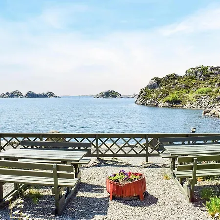 Nice In Kvalavg With 4 Bedrooms, Sauna And Internet * Avaldsnes