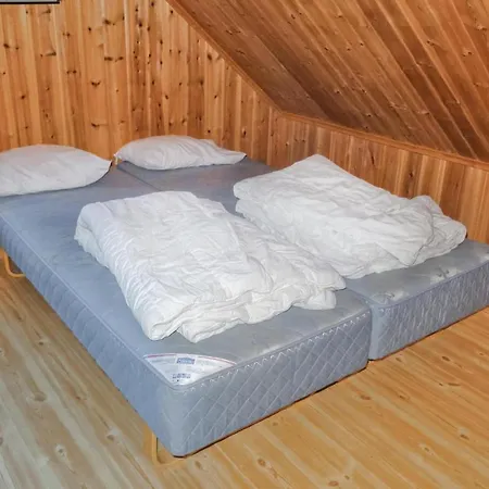Nice In Kvalavg With 4 Bedrooms, Sauna And Internet Ferienhaus