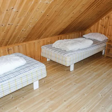 Nice In Kvalavg With 4 Bedrooms, Sauna And Internet Ferienhaus